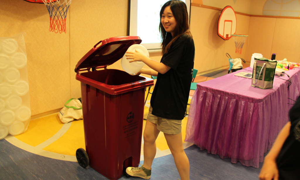 實習同學生動地向住戶介紹廚餘回收過程